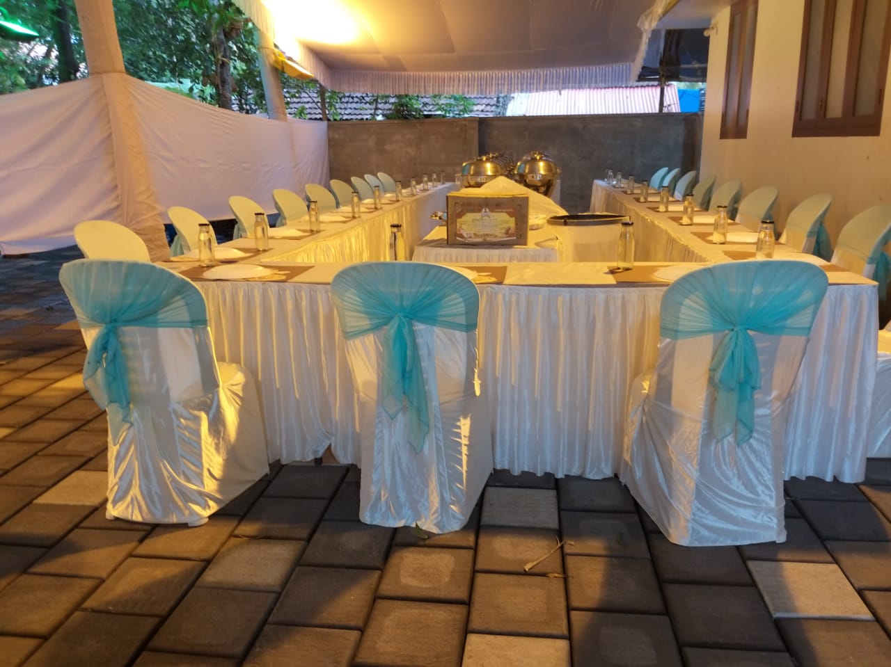 Outdoor courtyard dining with turquoise chair bows