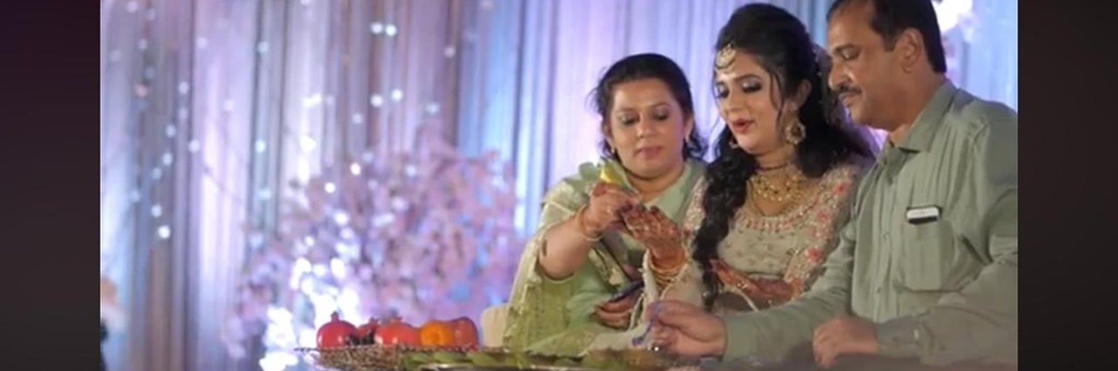 Henna ritual moment